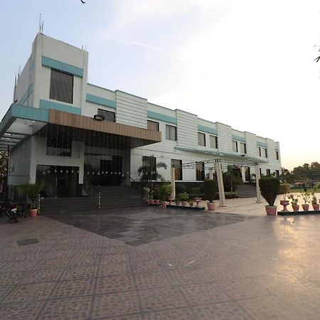 Oyo 33387 Laxmi Lawn And Resort Suite Лакхнау Экстерьер фото