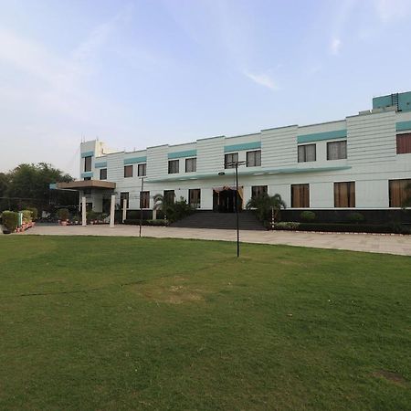 Oyo 33387 Laxmi Lawn And Resort Suite Лакхнау Экстерьер фото
