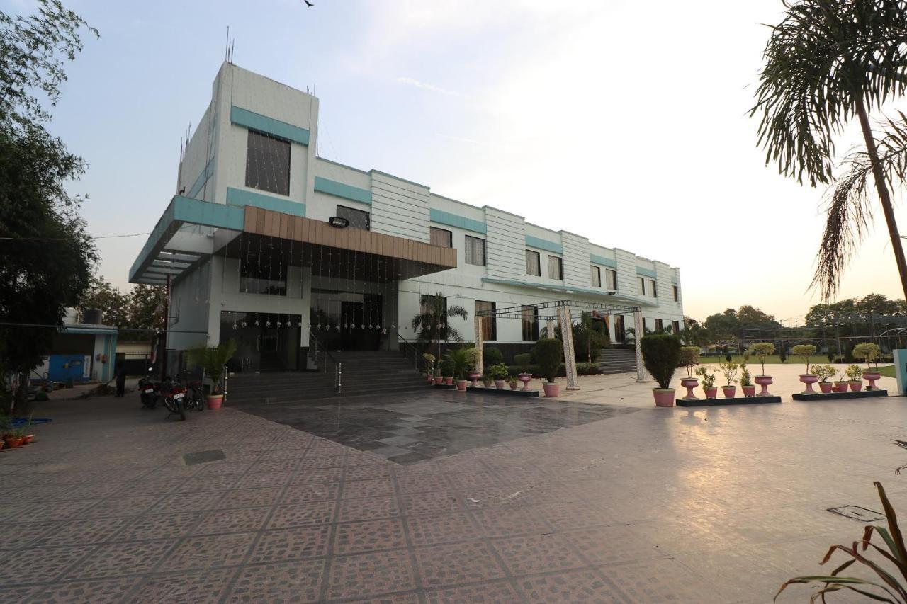 Oyo 33387 Laxmi Lawn And Resort Suite Лакхнау Экстерьер фото